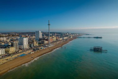 Brighton kıyısı ve batı rıhtımının havadan görünüşü.