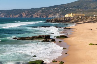 Cascais, Portekiz 'deki Cresmina plajının havadan görüntüsü.