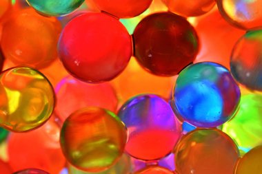 Makro su incileri açık renkli.