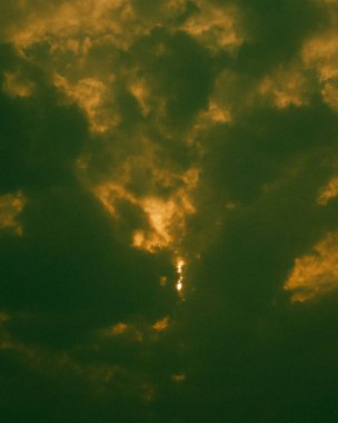 Gün doğumunda gökyüzünde dramatik bir bulut