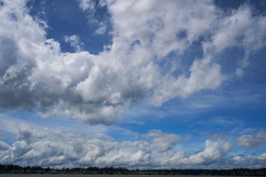 Gökyüzünde çeşitli bulut oluşumları