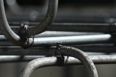 Bulanık bir arkaplanda metal çubukların yakın çekim görüntüsü