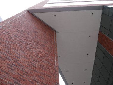 Binanın dış kısmının alçak açılı bir görüntüsü ve taş bir duvar.