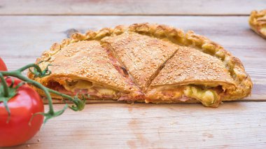 Geleneksel turta, ahşapla kaplanmış pizza.