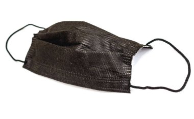 Beyaz arkaplanda izole edilmiş siyah koruyucu bir yüz maskesi.