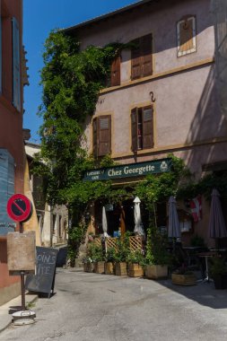 Fransa 'daki Saint Antoine Abbaye köyündeki bir pansiyonun dikey çekimi.