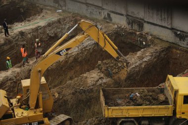 09-Aralık-2020, Bangladeş, Dhaka. Kazı çalışmalarına devam ediliyor..