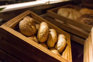 Tahta kutuların üzerindeki küçük ekmek parçalarının yakın plan çekimi.