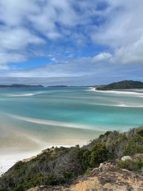 Güzel bulutlu bir gökyüzünün altında Whitehaven sahilinin manzarası.