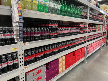 Augusta, Ga USA - 04-21-22: Walmart Perakende mağazası Coca Cola 'yı sek ve sek içiyor