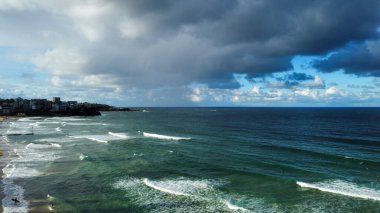 Güzel yeşil renkli bir denizin köpüklü dalgalarının panoramik görüntüsü