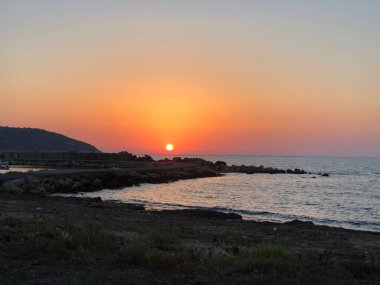 Denizin üzerinde güzel bir gün batımı
