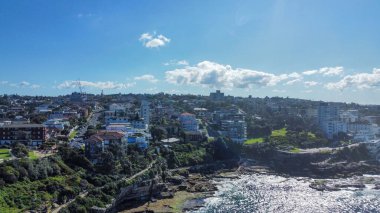 Yeşil doğası ve güneş altındaki yerleşim yerlerinin olduğu güzel bir yarımada ya da ada manzarası.
