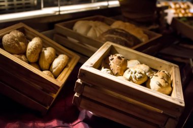 Tahta kutuların üzerindeki küçük ekmek parçalarının yakın plan çekimi.