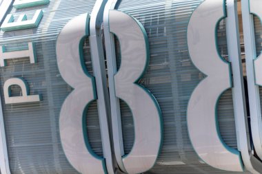 Hudson Nehri kıyısındaki NYC Pier 88 tabelasına yakın çekim.