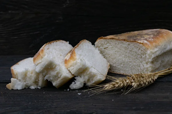 Hausgemachtes Brot Mit Weizenmehl Auf Rustikalem Holz — Stockfoto