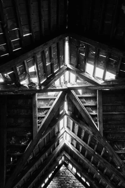 Terk edilmiş psikiyatri bölümü binasının iç kısmının dikey gri tonlu görüntüsü.