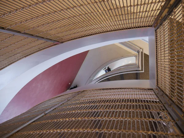 Une Vue Bas Escalier Depuis Dernier Étage Bâtiment Moderne — Photo