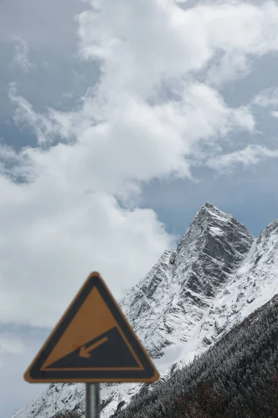 Vertical Shot Snow Covered Mountain Peak Triangle Road Sign Foreground — Stock Photo, Image