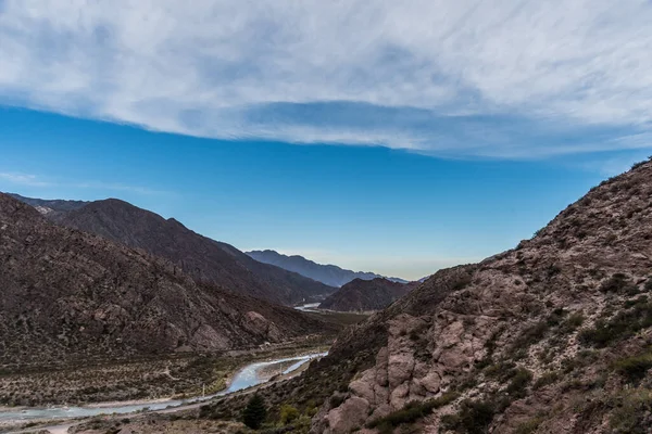 Uma Vista Hipnotizante Rio Rodeado Por Montanhas Rochosas — Fotografia de Stock