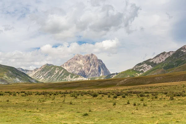 Μια Κορυφή Campo Imperatore Valley Και Gran Sasso Στα Βουνά — Φωτογραφία Αρχείου