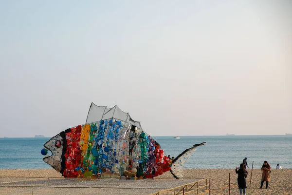Eine Skulptur Über Umweltverschmutzung Ein Plastikfisch Strand Von Busan Südkorea — Stockfoto