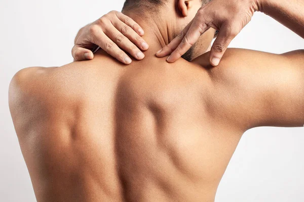 Trapezius Μυϊκός Πόνος Ένας Άνθρωπος Που Αγγίζει Την Περιοχή Τραυματισμού — Φωτογραφία Αρχείου