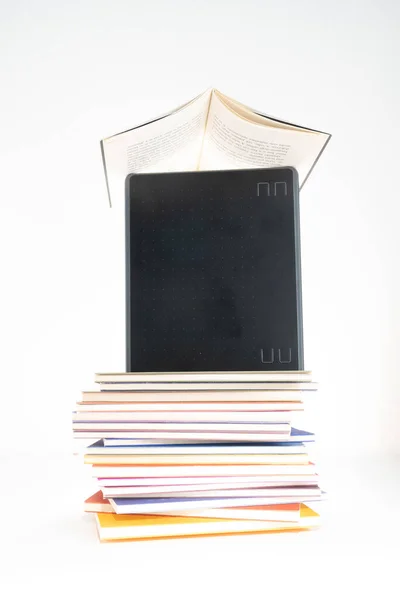 Close Livros Tablet Isolado Fundo Branco — Fotografia de Stock