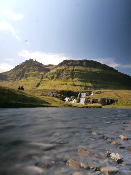 Una Vertical Río Que Fluye Contra Una Montaña Verde Islandia — Foto de Stock