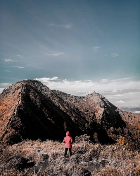 Une Personne Portant Une Veste Rouge Debout Sur Une Montagne — Photo