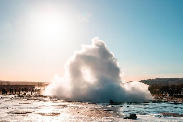 Wybuch Gejzera Strokkur Otoczony Przez Ludzi Słoneczny Dzień Islandii — Zdjęcie stockowe
