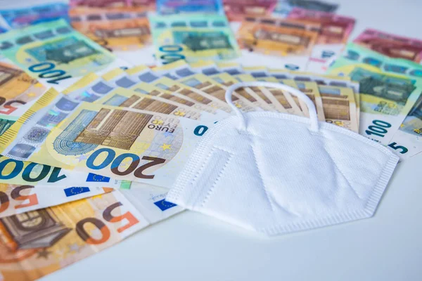 Corona Ansiktsmask Med Bunt Eurosedlar Ett Vitt Skrivbord — Stockfoto