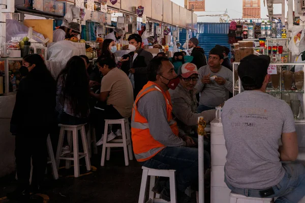 ペルーのクスコのサンペドロ市場の人々 — ストック写真