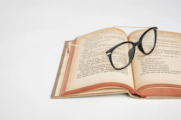 Livro Aberto Com Óculos Isolados Fundo Branco Com Espaço Cópia — Fotografia de Stock
