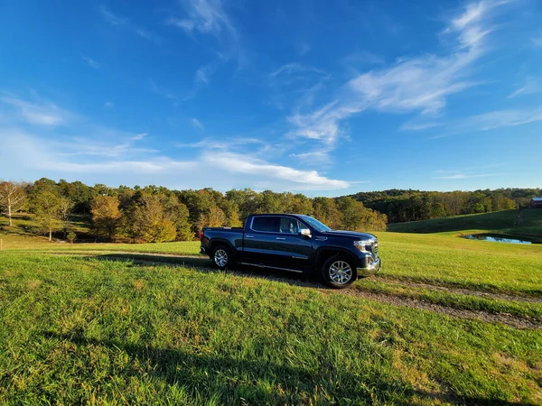 Automóvil Azul Gmc Sierra Granja Verde Día Soleado —  Fotos de Stock