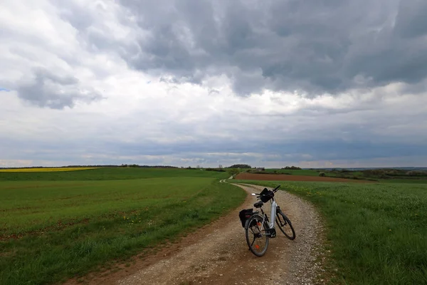 Vacker Utsikt Över Cykel Ett Fält Med Molnig Himmel — Stockfoto