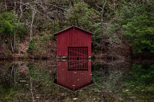 Uitzicht Rode Cabine Met Reflectie Water Achtergrond Van Dichte Bossen — Stockfoto