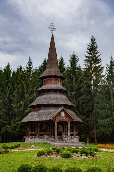 Disparo Vertical Del Monasterio Peri Sapanta Contra Jardín Verde Rumania — Foto de Stock