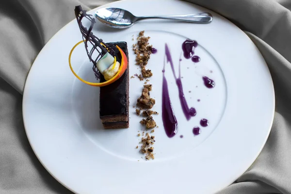Eine Nahaufnahme Von Einem Stück Schokoladenkuchen Auf Einem Weißen Teller — Stockfoto