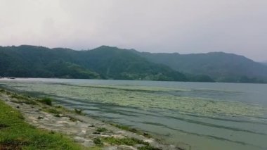 Phewa Gölü manzarası - Nepal 'deki en büyük ikinci tatlı su gölü.