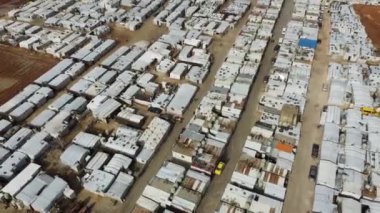 Güneşli bir günde karavan parkı.
