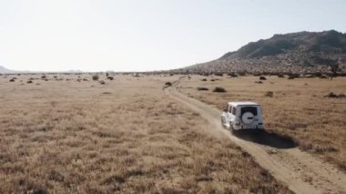 Mercedes G 'nin hava görüntüsü Palmdale, California, ABD' den geçiyor.