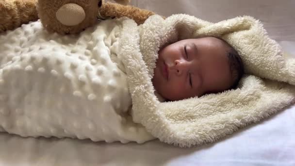 Słodkie Spokojne Dziecko Leżące Białym Prześcieradle Ciesz Się Drzemką Środku — Wideo stockowe