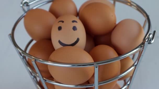 Smiley Egg Top Other Eggs Metallic Basket White Background — Vídeos de Stock