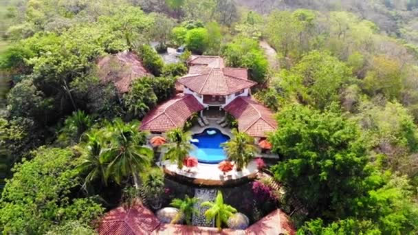 Zdjęcie Lotnicze Hotelu Odkrytym Basenem Otoczonym Zielenią Kostaryce — Wideo stockowe