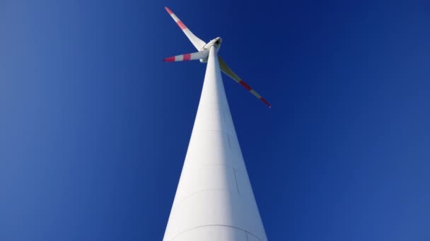 Matala Kulma Näkymä Alalla Pyörivään Tuuliturbiiniin Brandenburgissa Saksassa — kuvapankkivideo