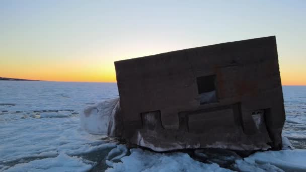 View Abandoned Wooden Boat Pulled Ashore Cracked Icy Ground Duluth — Vídeo de Stock