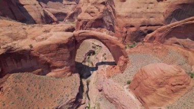 Güneşli bir günde güzel dağların havadan görünüşü