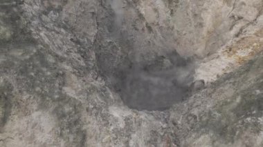 St. Lucia Adası 'ndaki volkanın kabaran krateri.