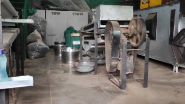 Makineler Bhimtal, Hindistan 'da bir çay fabrikasında çalışıyor.